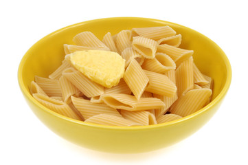 Assiette de penne avec un morceau de beurre sur fond blanc