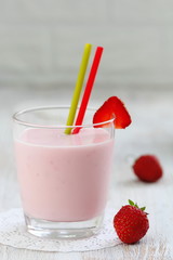 Strawberry yogurt with fresh strawberries