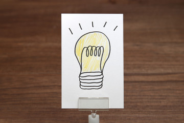 ひらめきイメージ　電球のイラスト