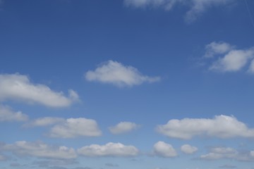 Blauer  Himmel mit zarten Wolken