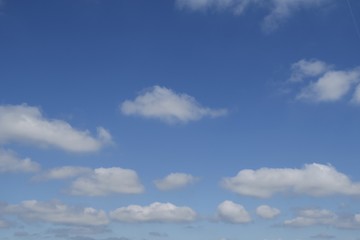 Naklejka na ściany i meble Blauer Himmel mit zarten Wolken