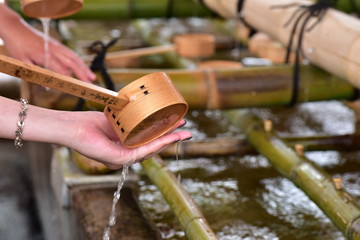 お清めする女性の手