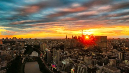 ダイナミックな夕陽と東京の展望