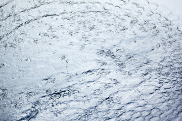 流れる水
