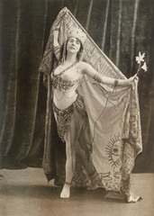 Teresa Cerutti. Date: 1907