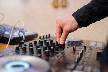 Dj mixes the track