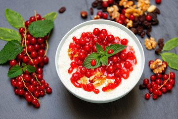 milchreis mit johannesbeere