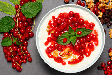 milchreis mit johannesbeere