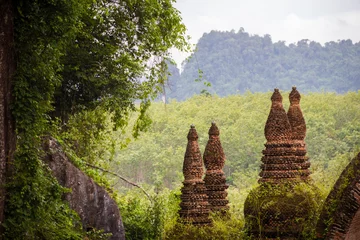 Zelfklevend Fotobehang Temple in the jungle thailand © murrrrrs