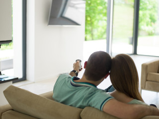 Obraz premium Young couple on the sofa watching television