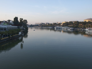 Atardecer en el río Guadalquivir / Sunset on the Guadalquivir River. Sevilla