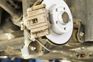 Reparatur der Bremsen, Bremsscheibe und Bremsklötze