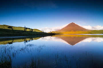 Reflexo da Montanha do Pico