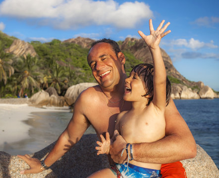 Padre e figlio ridono insieme alle Seychelles