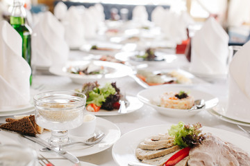 Сервированный и накрытый стол в ресторане в дневное время 