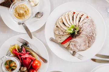 Сервированный и накрытый стол в ресторане в дневное время 