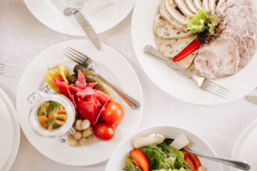 Сервированный и накрытый стол в ресторане в дневное время 