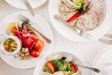 Сервированный и накрытый стол в ресторане в дневное время 