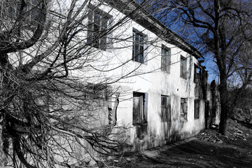 Obraz premium The ruins of an old house against the blue sky