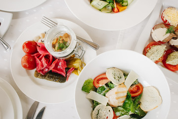 Сервированный и накрытый стол в ресторане в дневное время