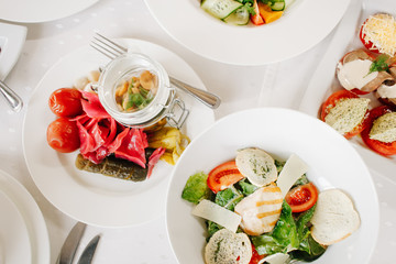 Сервированный и накрытый стол в ресторане в дневное время