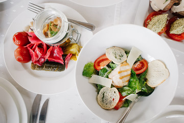 Сервированный и накрытый стол в ресторане в дневное время