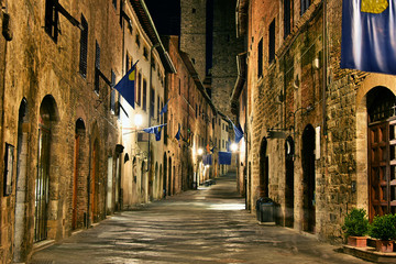 Plakat Street view of San Gimignano in Tuscany, Italy by night