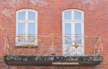 Alter Balkon mit alten Fenstern