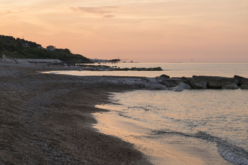 Frangiflutti sulla costa adriatica al tramonto