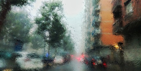 Pioggia sul vetro di un'automobile