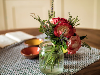 Tischdekoration mit Rosen