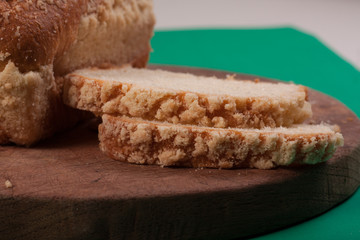 bolo em madeira fundo branco e verde