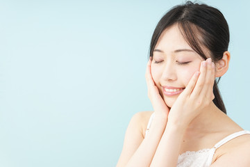 スキンケアをする日本人の女性