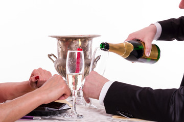 Hände beim Champagner eingießen