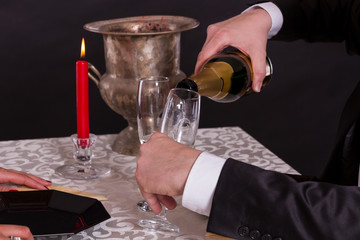 Champagner eingießen beim Dinner
