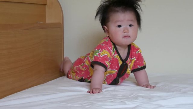 Baby not on bad mood on the bed / Japanese baby 7 months old