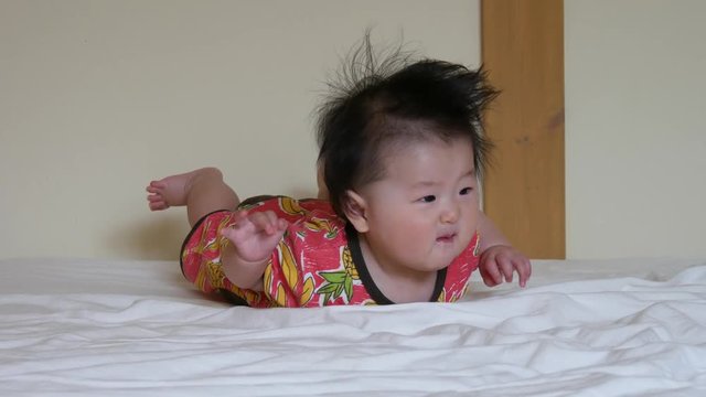 Baby not on bad mood on the bed / Japanese baby 7 months old