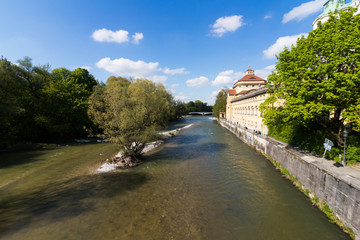 Fototapeta premium An dem Fluss Isar, München, Deutschland