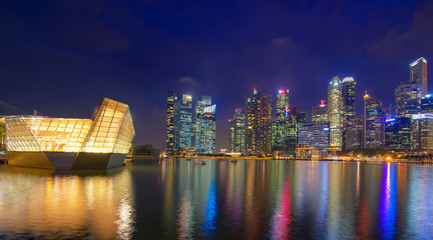 Naklejka premium Singapore skyline at the Marina during twilight.