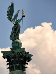 Erzengel Gabriel vor blauem Himmel mit weißer Wolke 