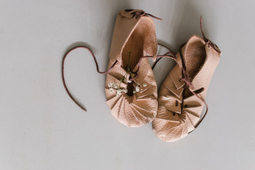 Babyschuhe / Babymokassins mit Schleierkraut