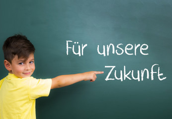 kind schaut motiviert in die zukunft