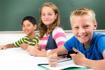 teenager im schulunterricht
