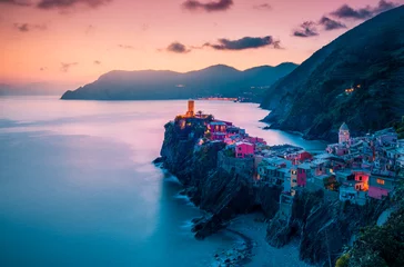 Fotobehang Liguria uitzicht op de beroemde reisbestemming Vernazza, kleine mediterrane oude zeestad met havenkust en kasteel, Nationaal Park Cinque terre, Ligurië, Italië. Zomer kleurrijke zonsondergang met straatverlichting