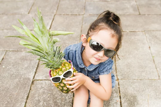 サングラスをかけた子供とパイナップル Stock Photo Adobe Stock サングラスをかけた子供とパイナップル Stock Photo Adobe Stock