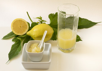 Limones exprimidos separando el jugo de la pulpa.