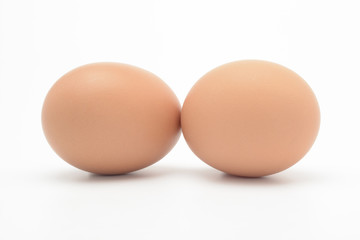 Huevos morenos sobre fondo blanco