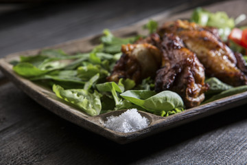 dettaglio Insalata con pollo sopra vassoio in legno