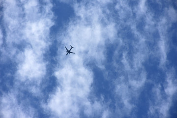 青空と雲と飛行機（夢、目指す、人生をかける、可能性、未来などのイメージ）