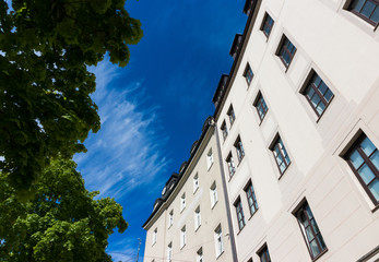 Fassade eines Mehrfamilienhauses